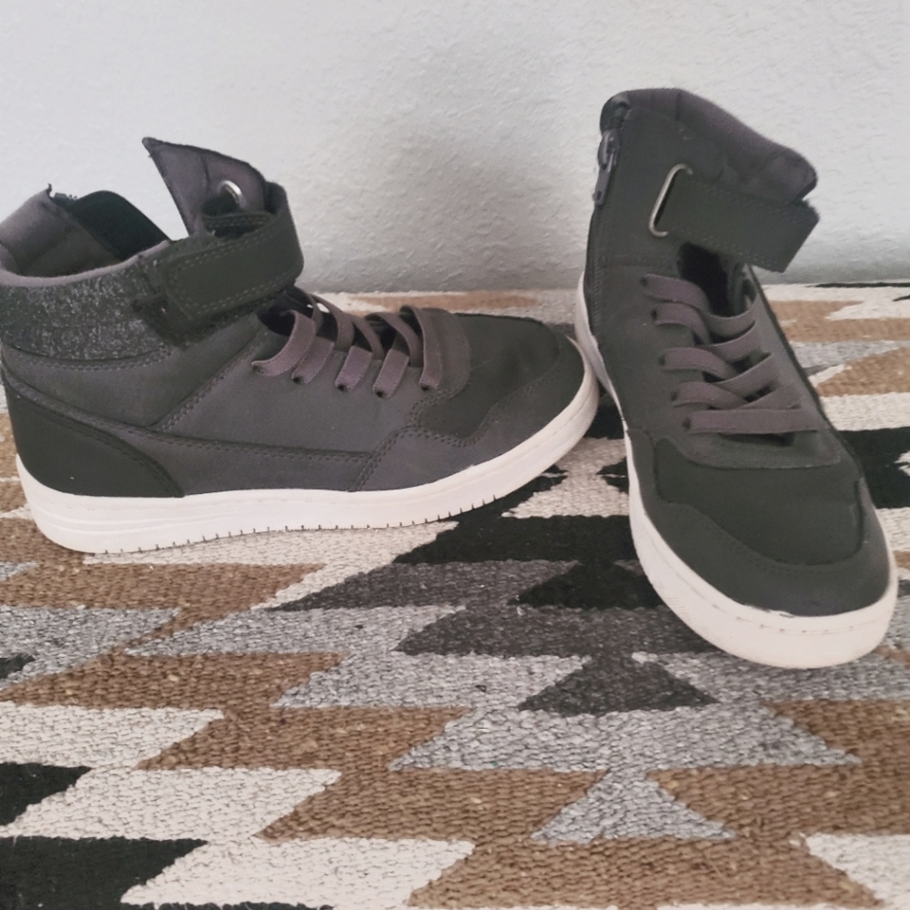 Boys Size 1 Gray Hightop Shoes